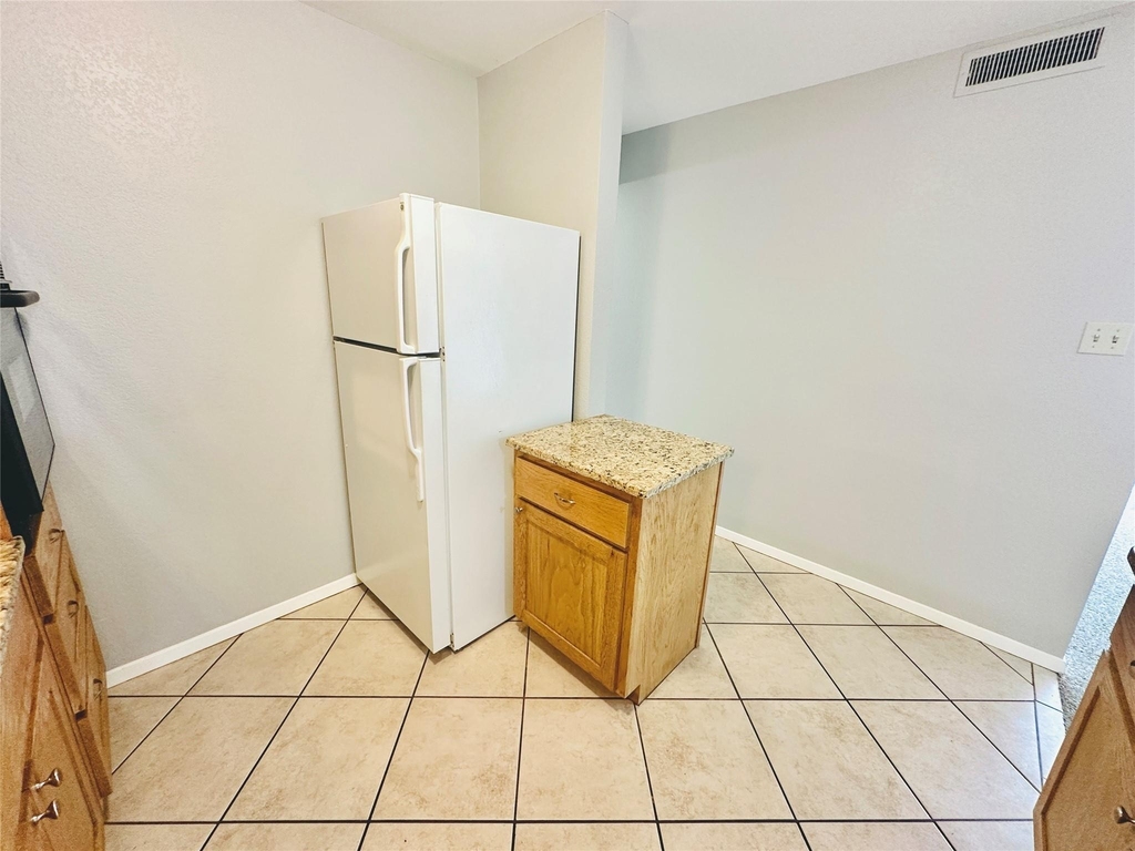 601 W 11th St - Photo 2
