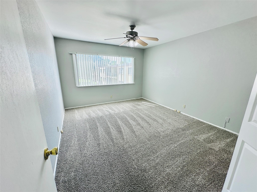 601 W 11th St - Photo 11