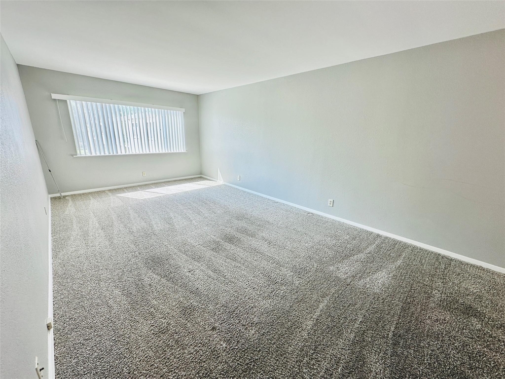 601 W 11th St - Photo 5