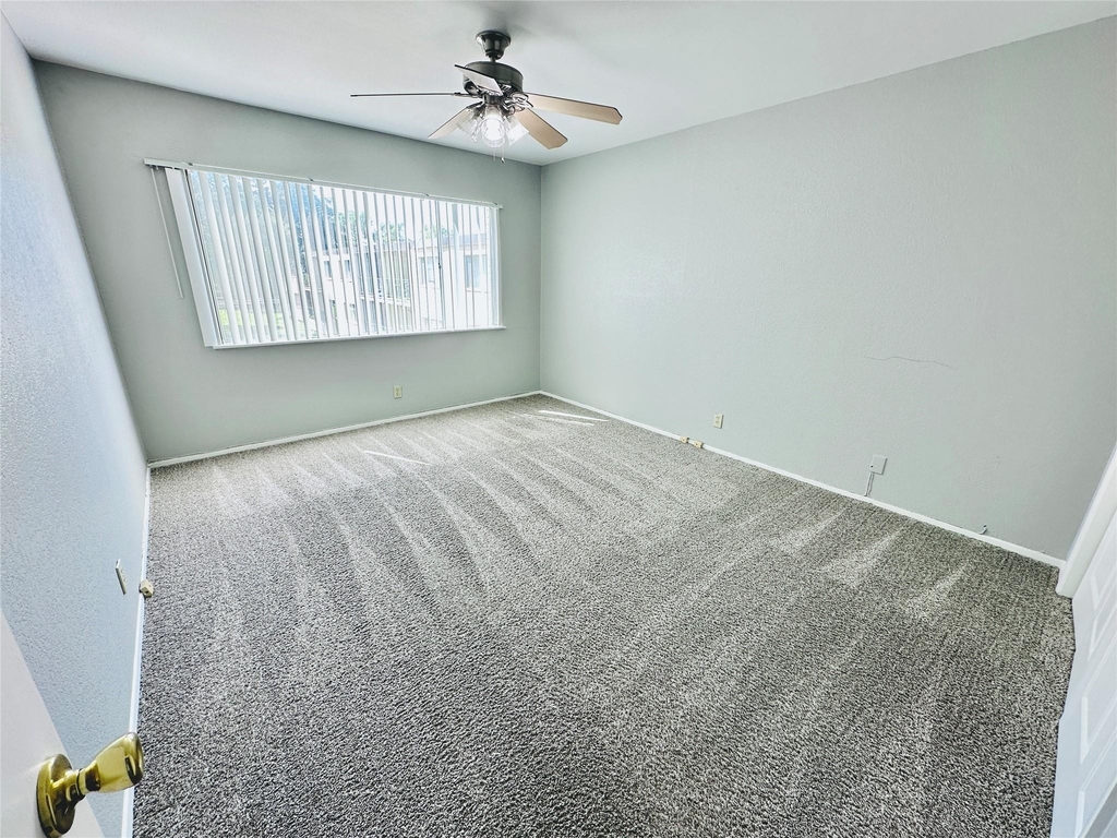 601 W 11th St - Photo 8