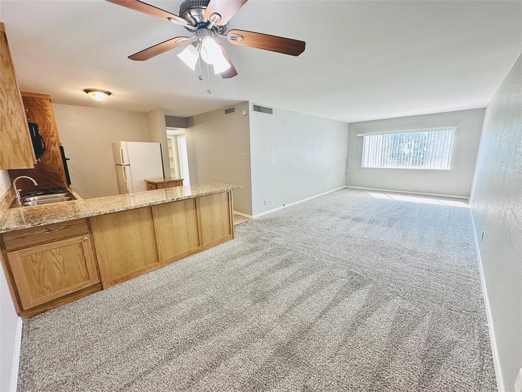 601 W 11th St - Photo 4