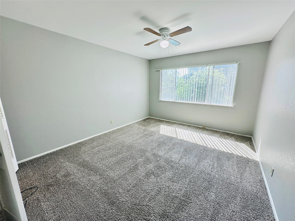 601 W 11th St - Photo 9