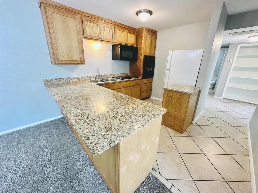 601 W 11th St - Photo 1