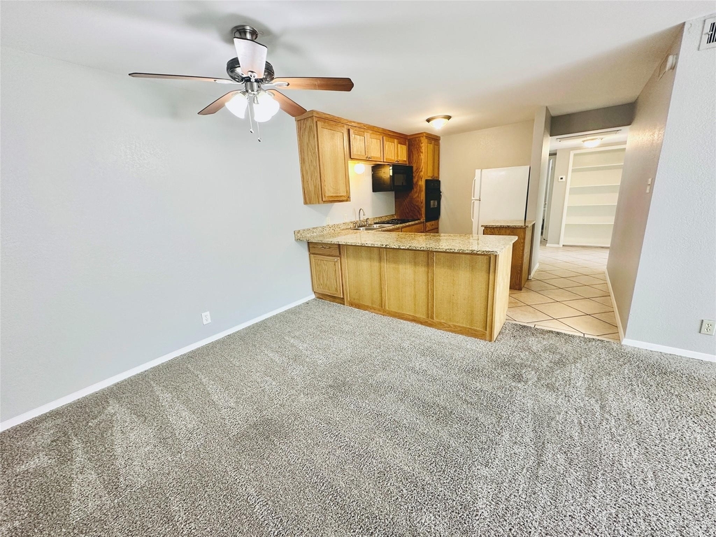 601 W 11th St - Photo 3