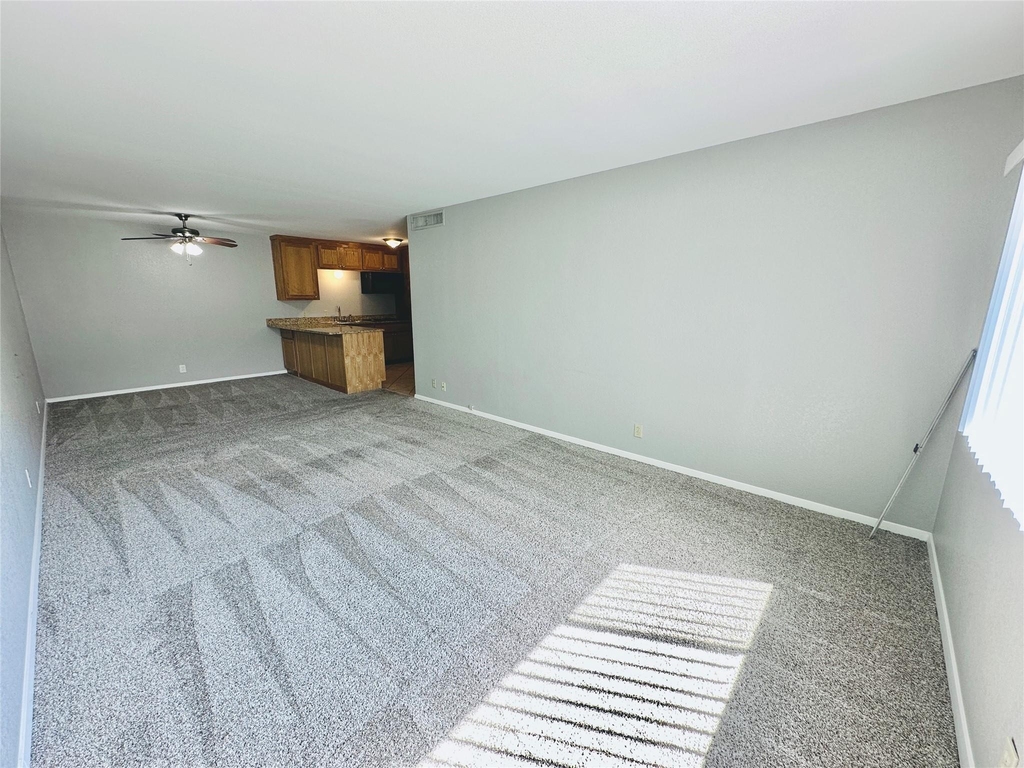 601 W 11th St - Photo 6