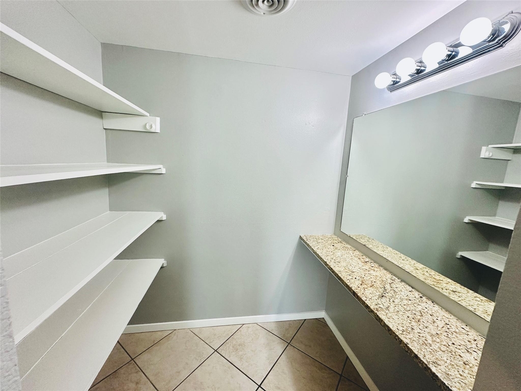 601 W 11th St - Photo 14