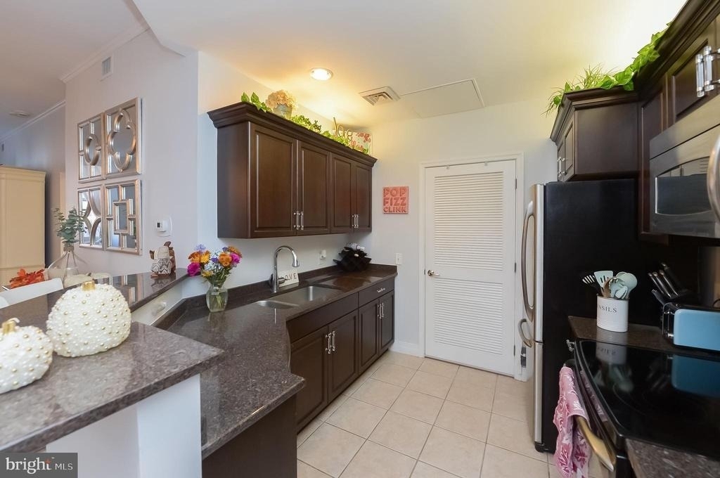 1600 Arch Street - Photo 3