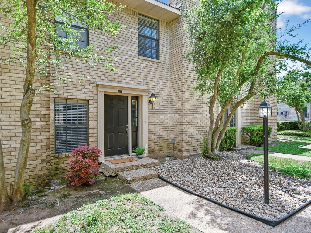 8400 Jamestown Dr - Photo 0