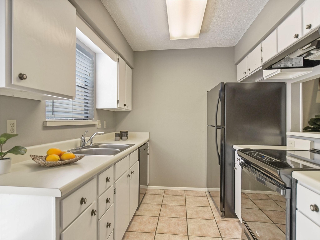 8400 Jamestown Dr - Photo 3