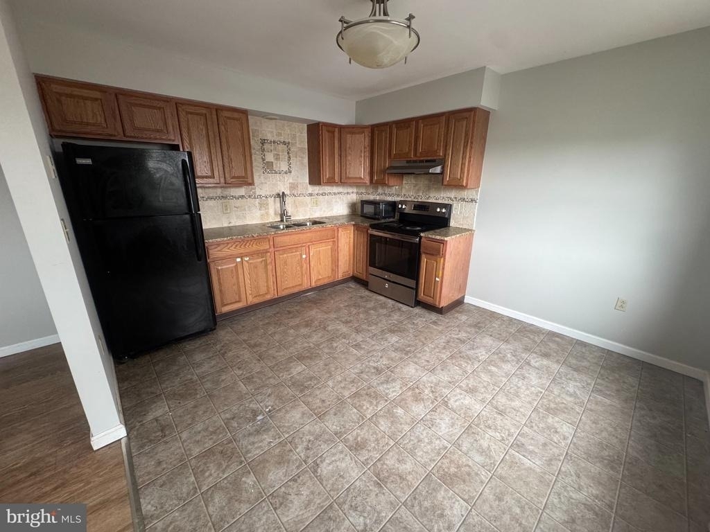 427 Smith Street - Photo 0