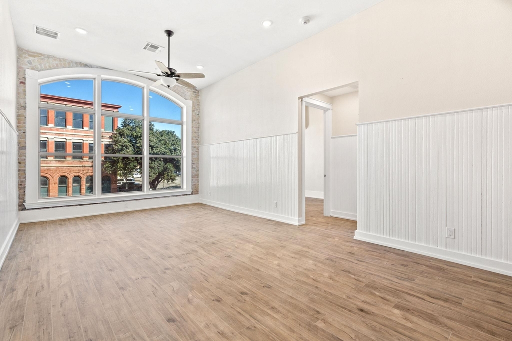104 E 2nd St - Photo 5