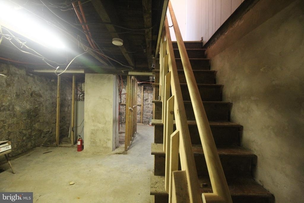 825 W 2nd Street W - Photo 32