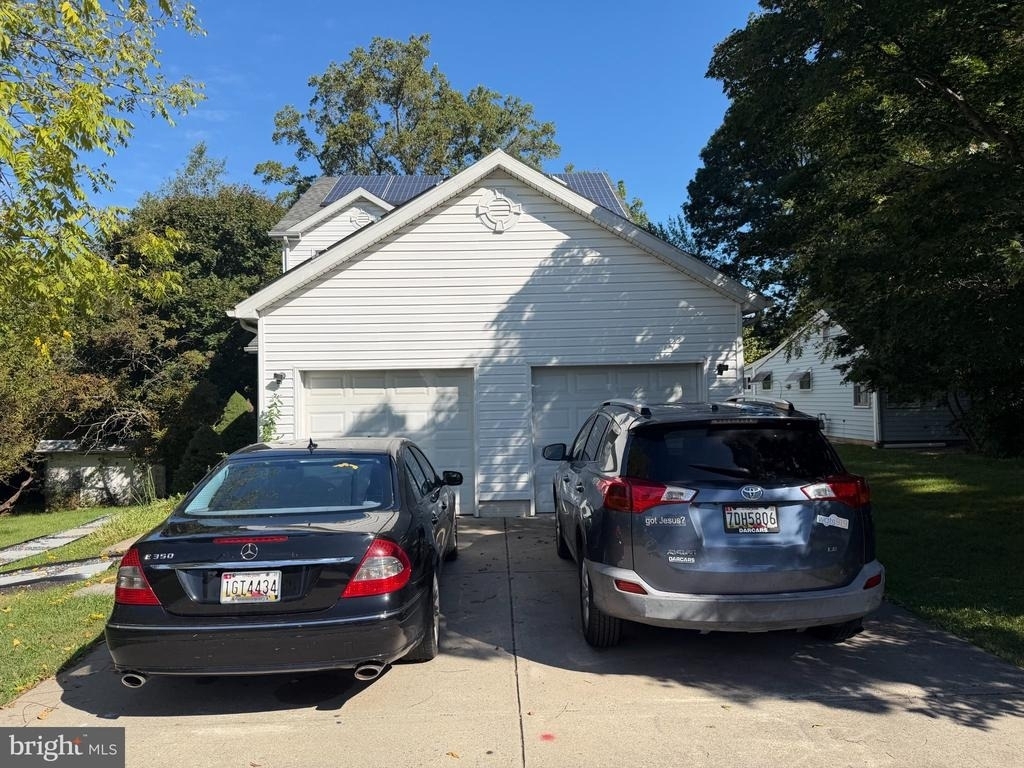 712 Hollywood Avenue - Photo 1