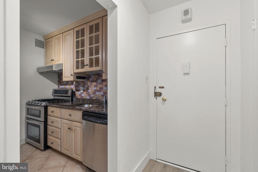 4201 Cathedral Avenue Nw - Photo 2