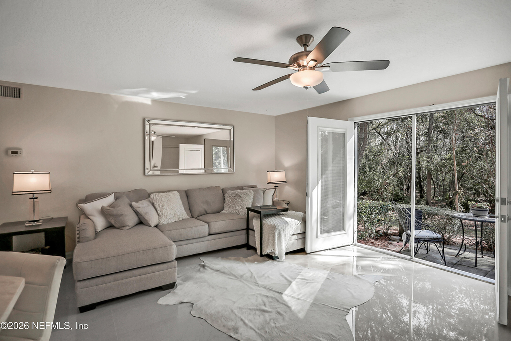 13715 Richmond Park Drive N - Photo 4
