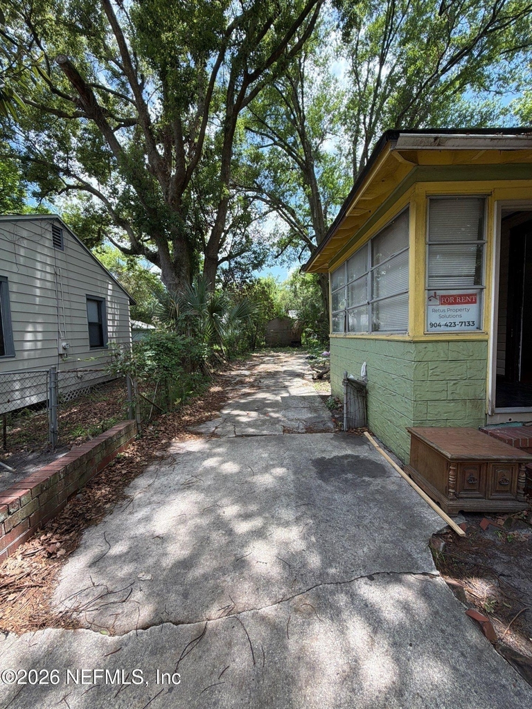 2052 W 17th Street - Photo 2