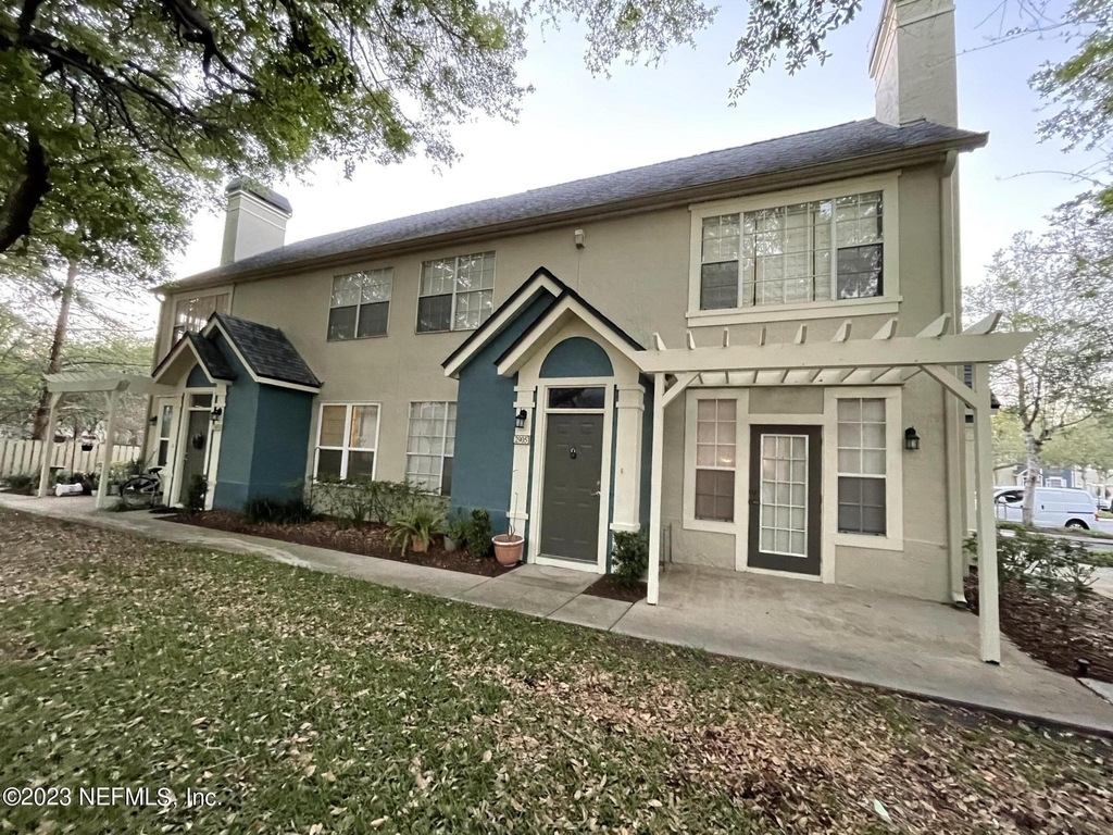 13703 Richmond Park Drive N - Photo 0