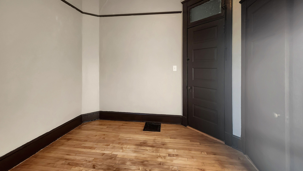 2333 S Lawndale Avenue - Photo 16