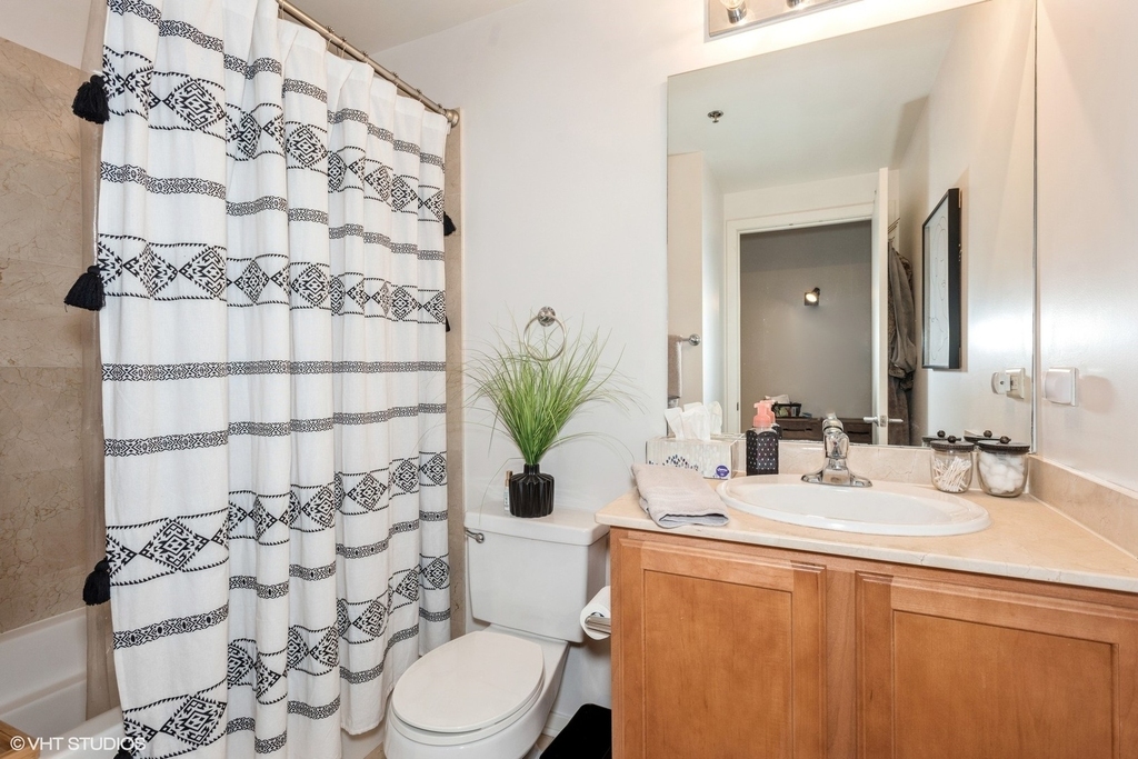 210 S Des Plaines Street - Photo 2