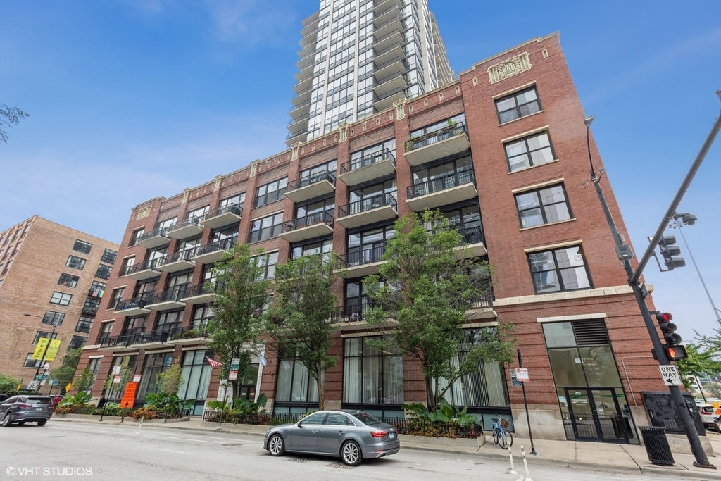 210 S Des Plaines Street - Photo 0