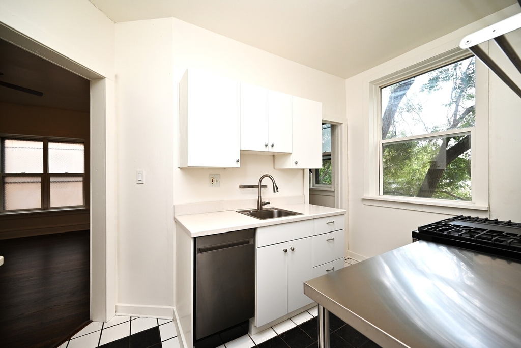959 E 61st Street - Photo 9