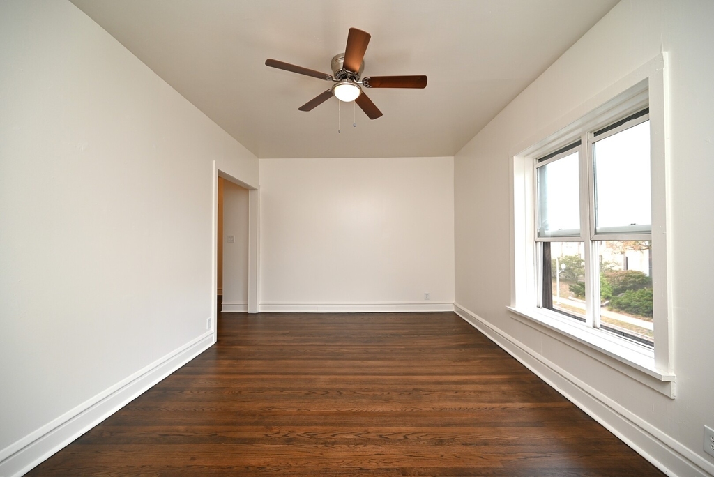 959 E 61st Street - Photo 3