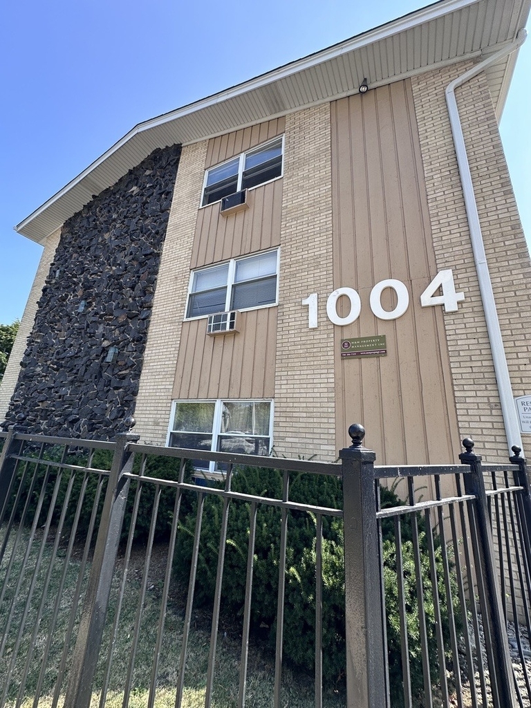 1004 Des Plaines Avenue - Photo 0