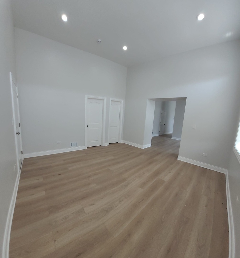 2458 S Sawyer Avenue - Photo 2