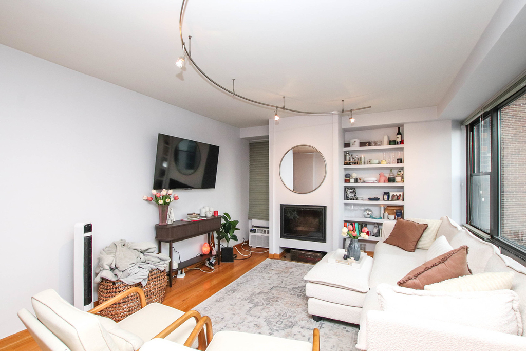 1540 N State Parkway - Photo 3