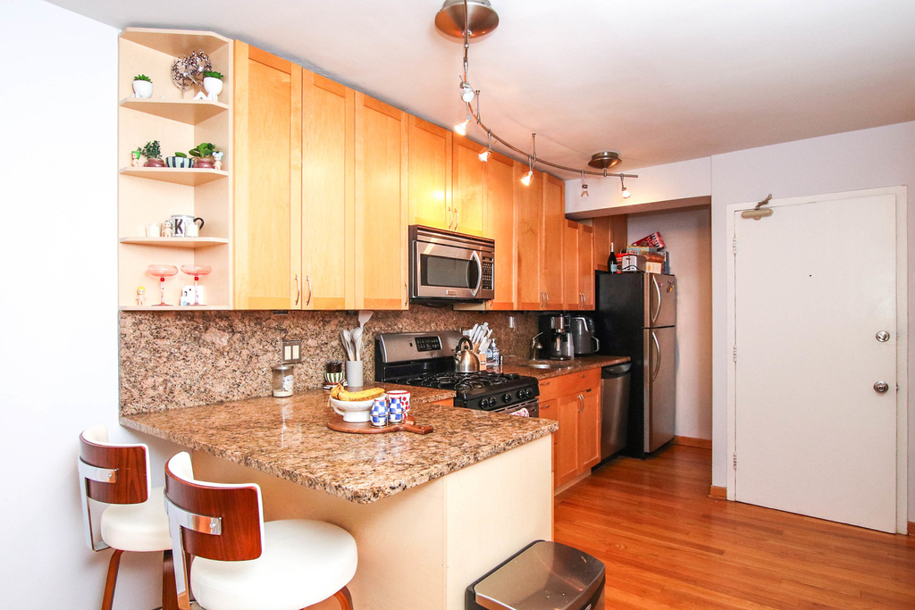 1540 N State Parkway - Photo 6