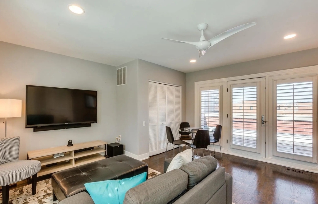 111 S Aberdeen Street - Photo 10