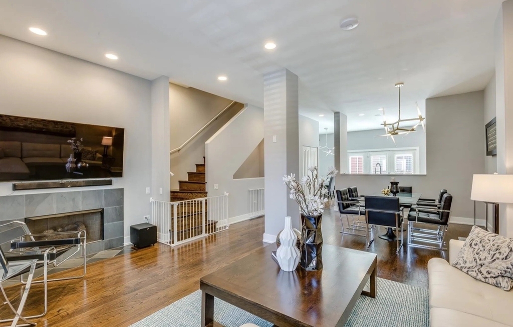 111 S Aberdeen Street - Photo 2