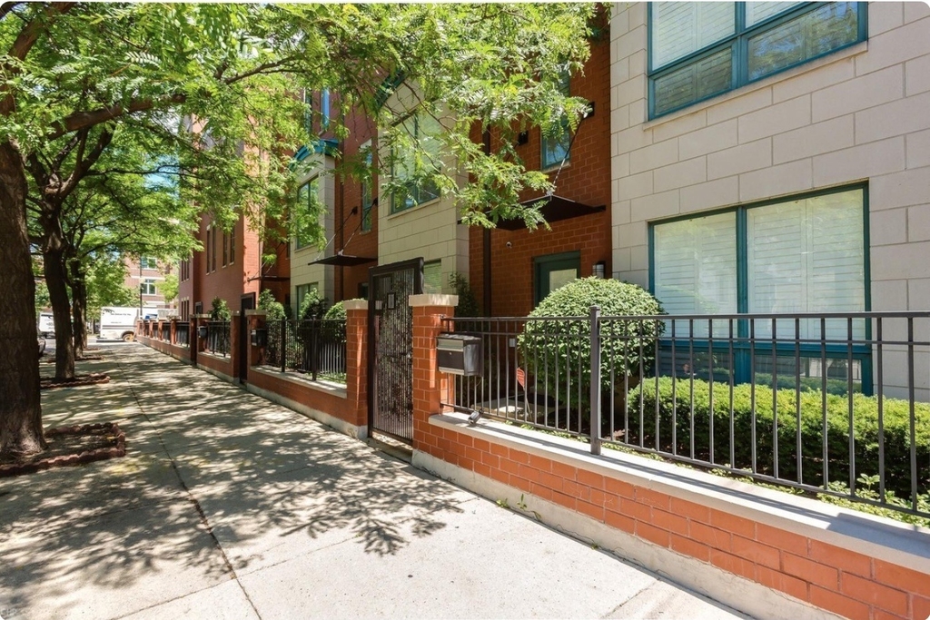111 S Aberdeen Street - Photo 0