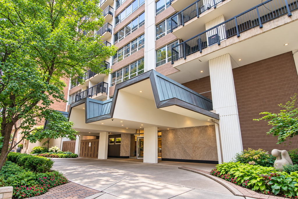 201 E Chestnut Street - Photo 0
