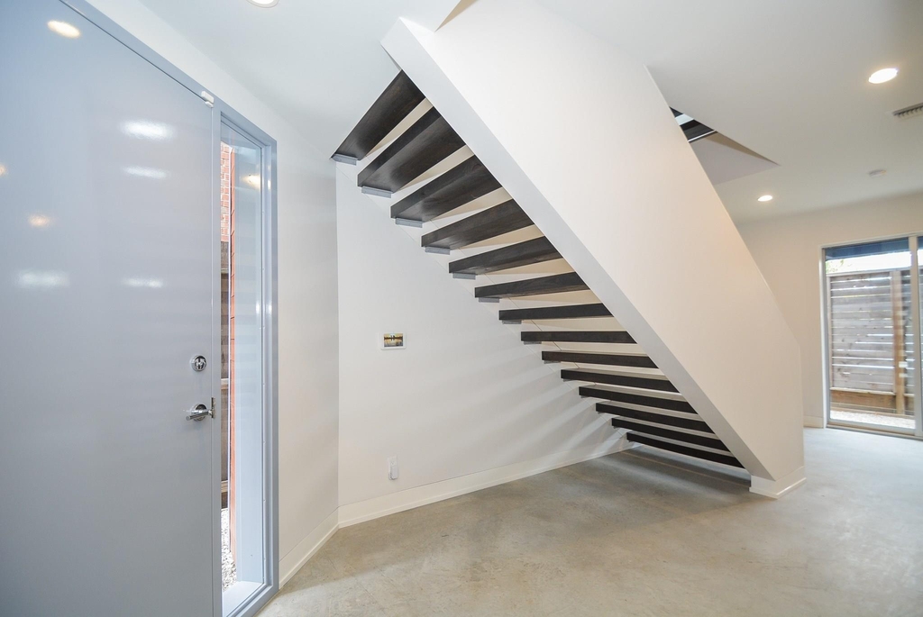 1905 Oakdale Street - Photo 3