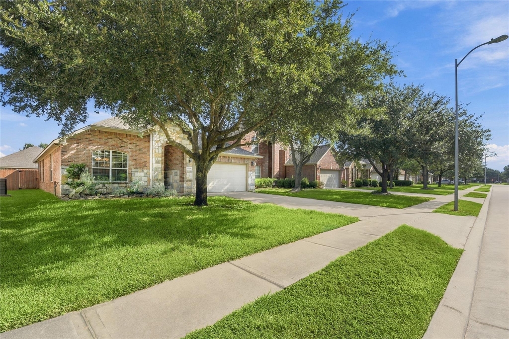 25018 Lakecrest Manor Drive - Photo 2