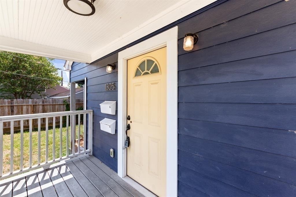 1305 Idylwild Street - Photo 2
