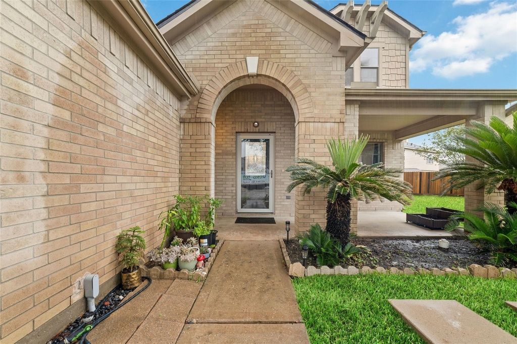 527 Remington Point Court - Photo 1