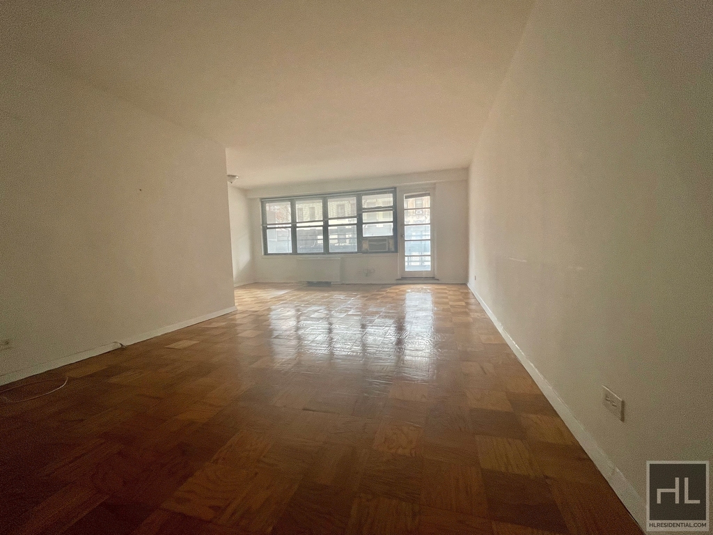 E 82 St - Photo 0