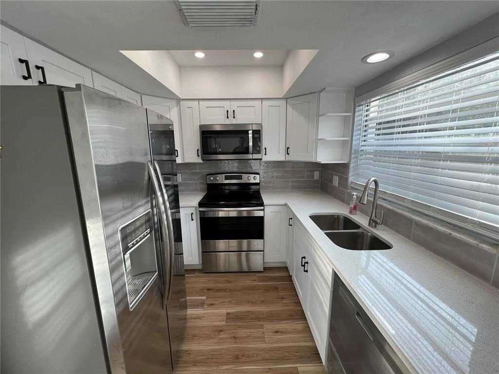 946 Berkley Court N - Photo 1