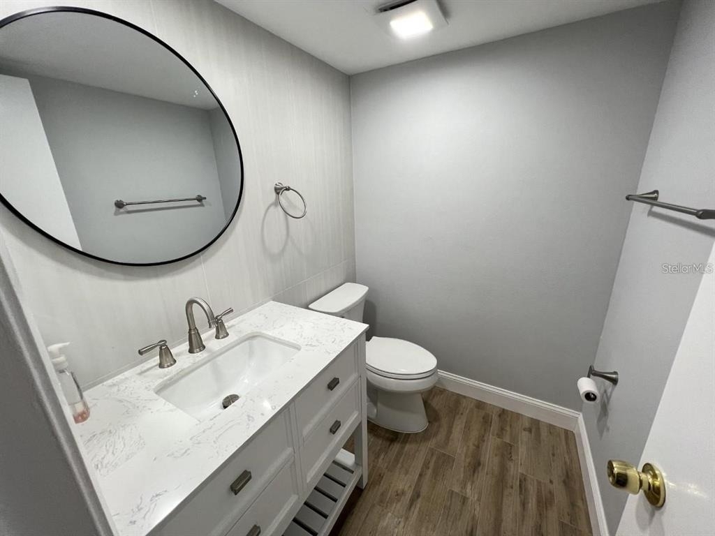 946 Berkley Court N - Photo 2