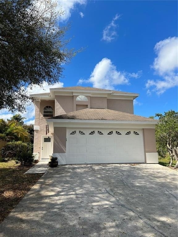 946 Berkley Court N - Photo 0