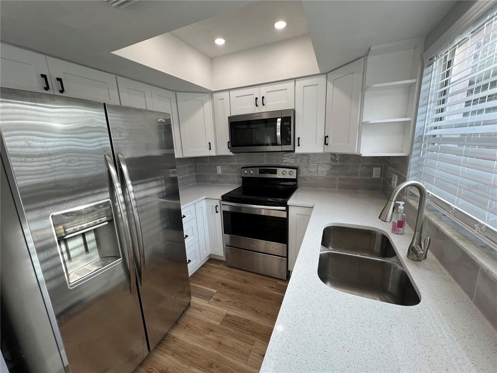 946 Berkley Court N - Photo 4