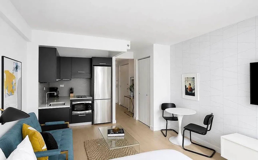 222 East 39th Street - Photo 2