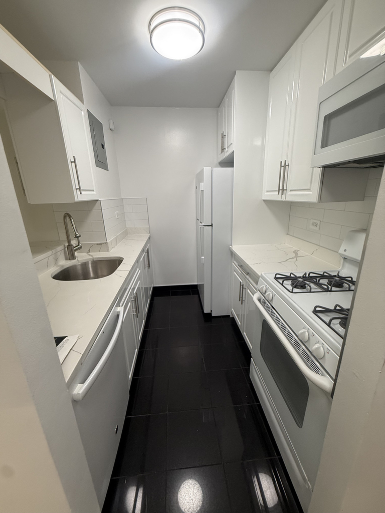 400 East 71st Street - Photo 5
