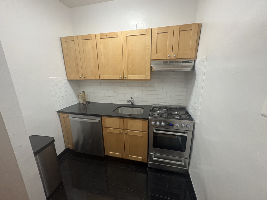 75th Street/1st Avenue  - Photo 5