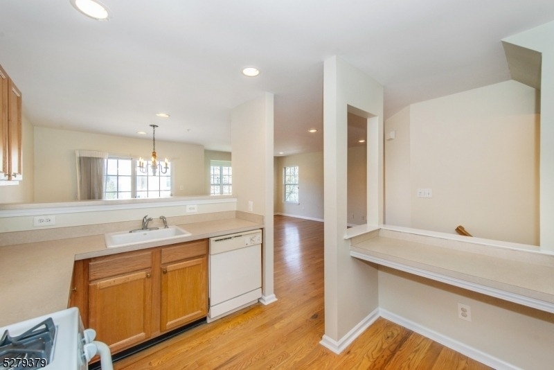 102 Lakeview Ct - Photo 6