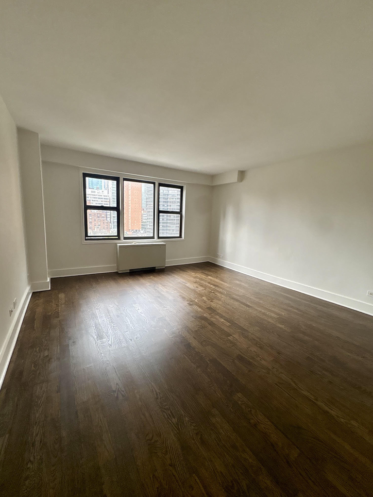 East 63rd Street - Photo 10