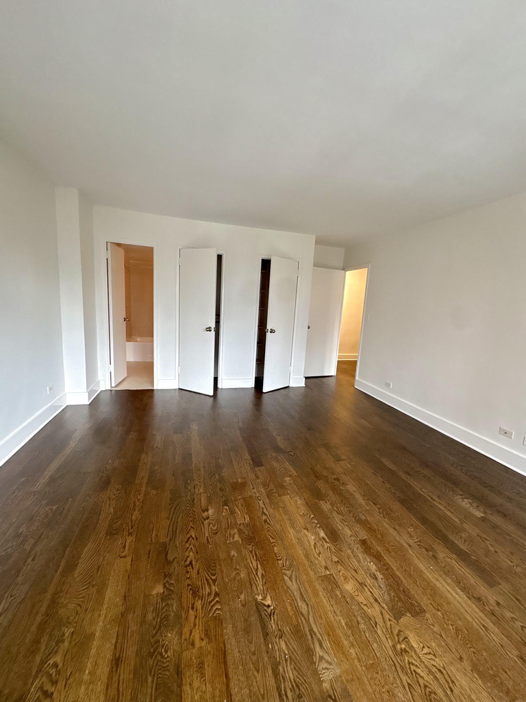 East 63rd Street - Photo 12