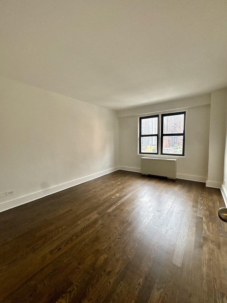 East 63rd Street - Photo 8
